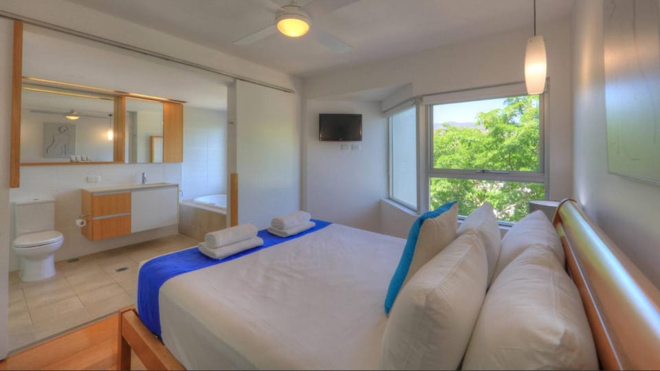 Maggies Beachfront Apartment 5 Apartment in Florence Bay