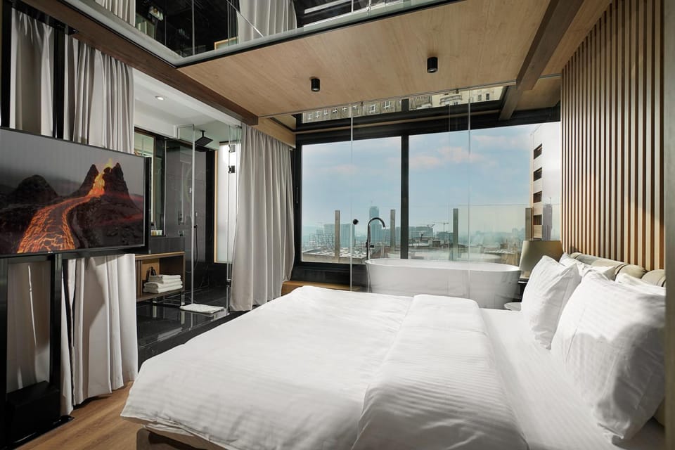 Bed, City view, Bath