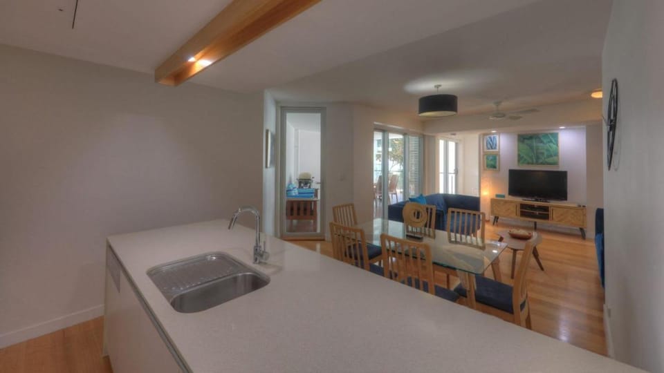 Maggies Beachfront Apartment 11 Apartment in Florence Bay