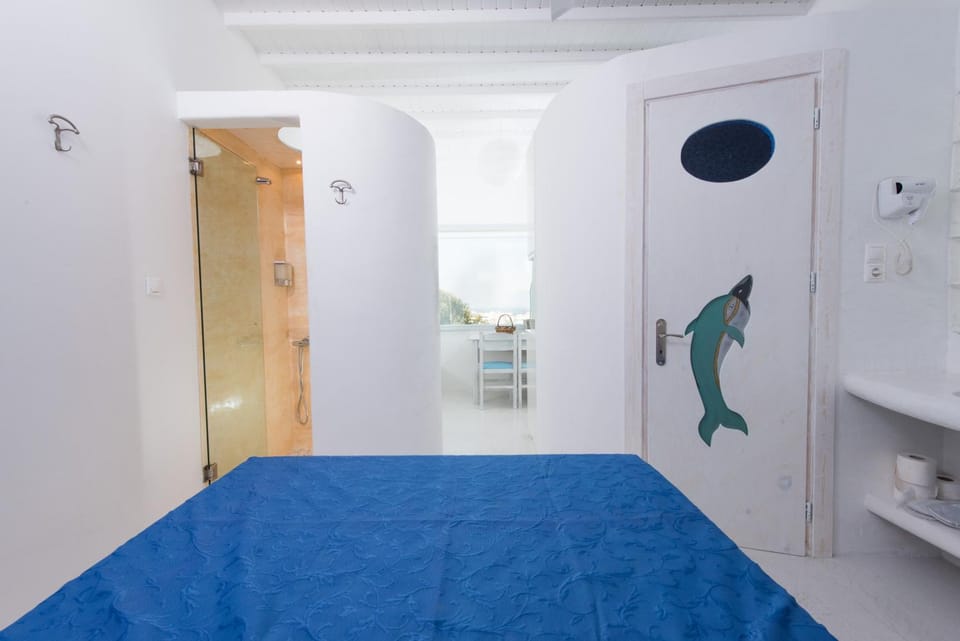 Shower, Bed, Photo of the whole room, Bedroom
