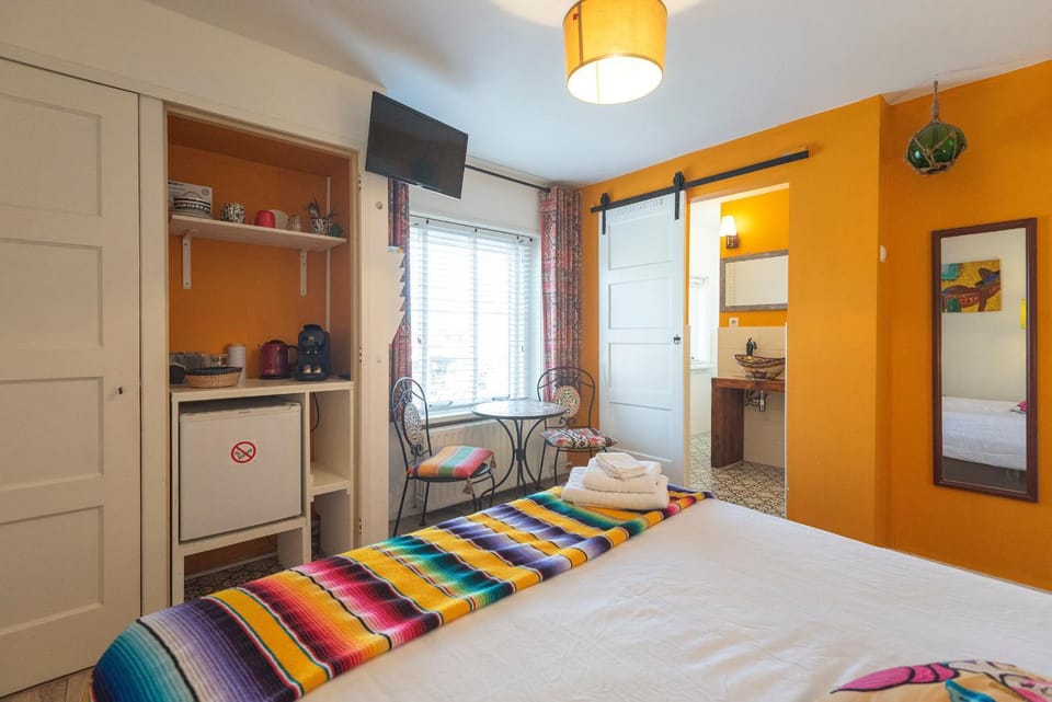 Bed, TV and multimedia, Bedroom