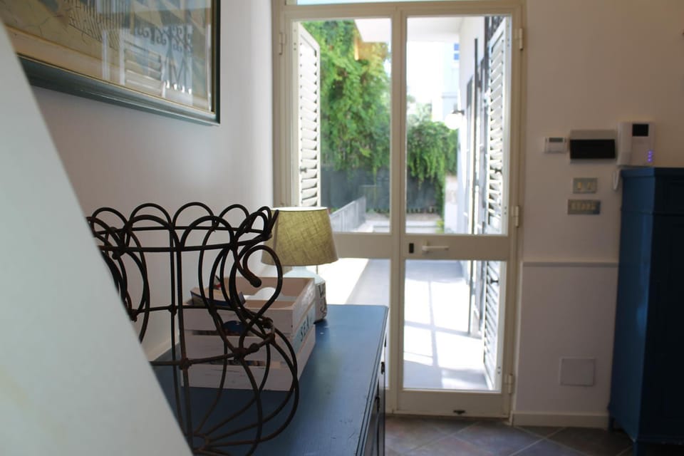 Staff, People, Library, Living room, Food and drinks, Other, Photo of the whole room, Decorative detail, Seating area, Dining area, On site, Family