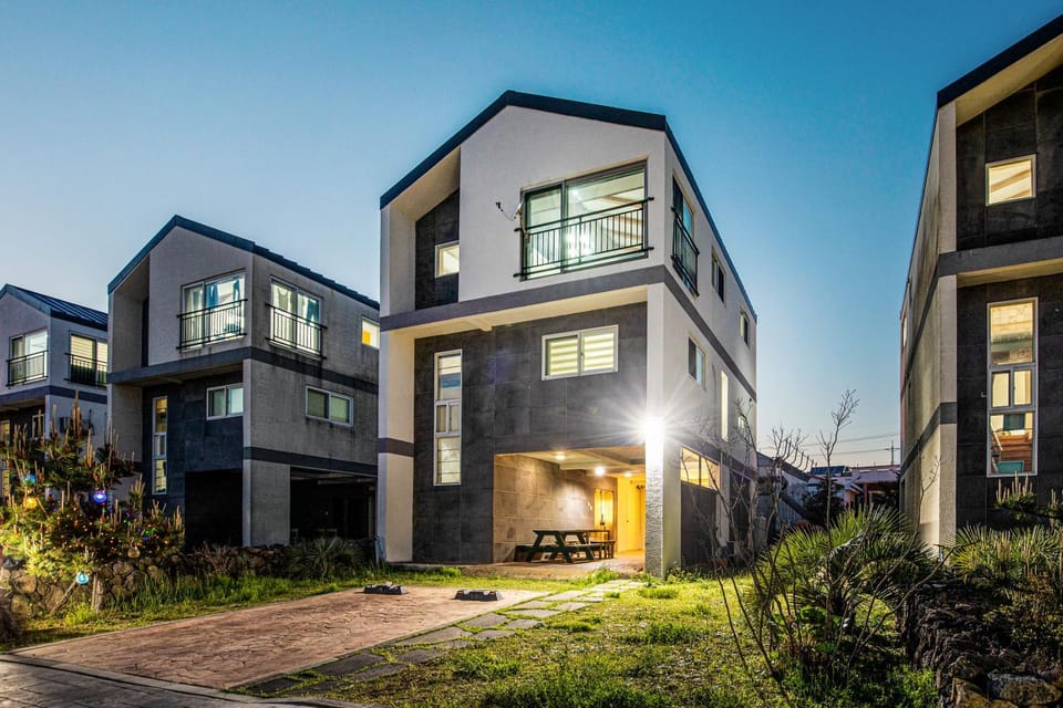 Property building, Garden, Parking