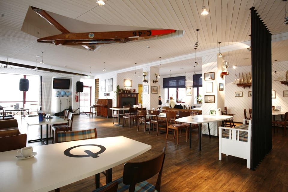 Restaurant/places to eat, Lounge or bar