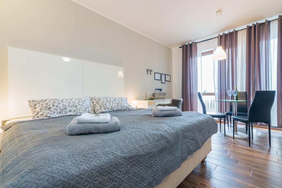 Photo of the whole room, Bedroom, towels