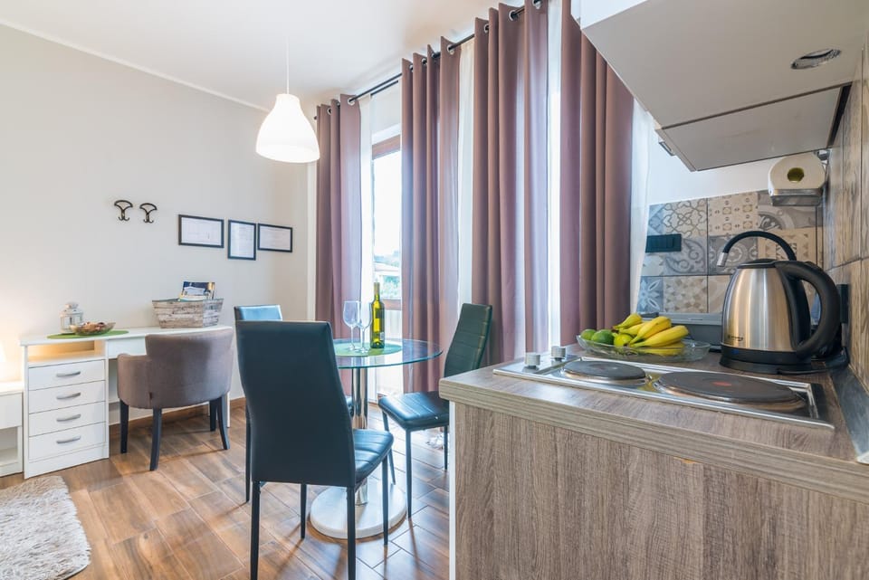 Coffee/tea facilities, Kitchen or kitchenette, Seating area, Dining area