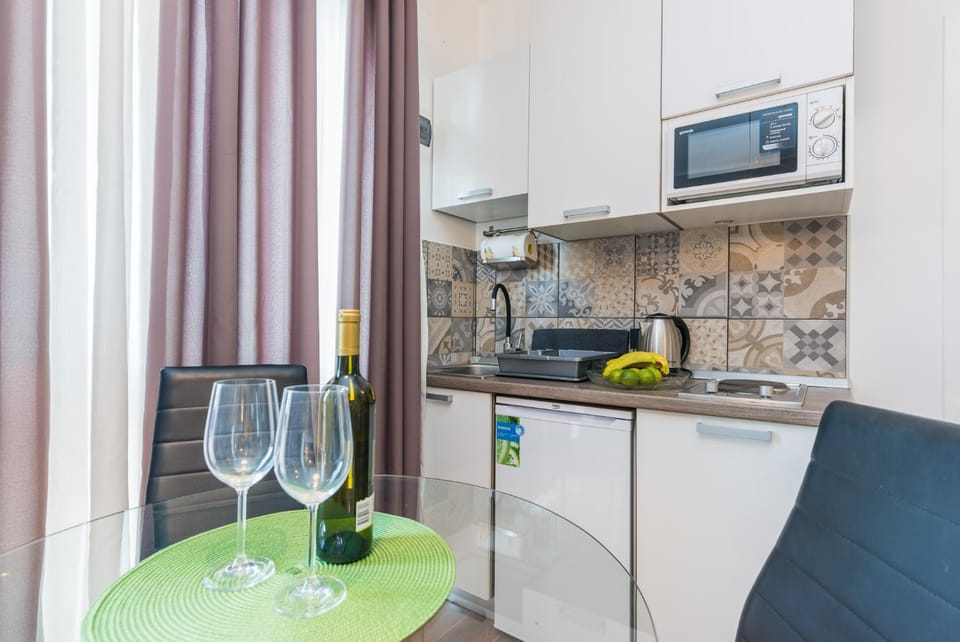 Kitchen or kitchenette, Dining area, minibar