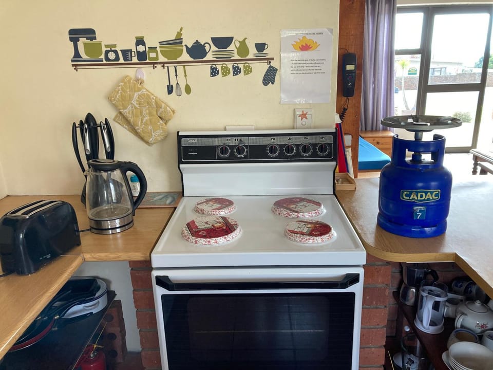 Coffee/tea facilities, Kitchen or kitchenette, stove, toaster