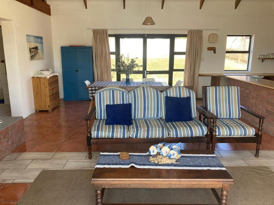 Property building, Living room, Seating area, Dining area