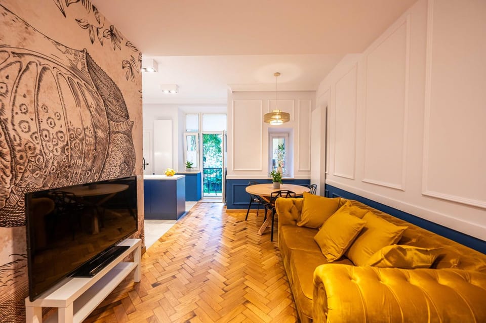 TV and multimedia, Living room, Seating area, Evening entertainment