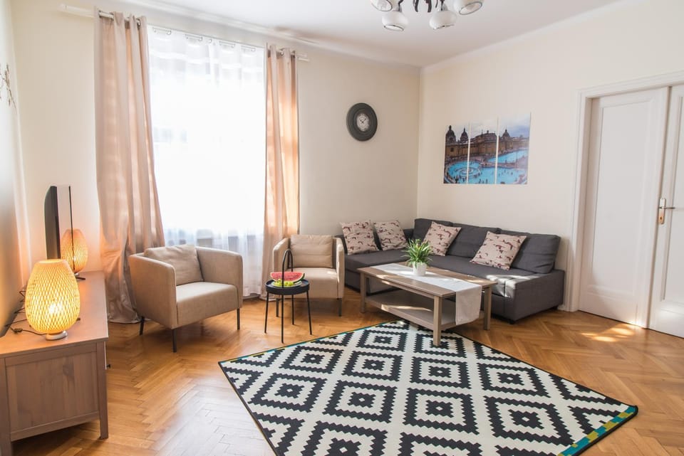 TV and multimedia, Living room, Photo of the whole room, Decorative detail, Seating area