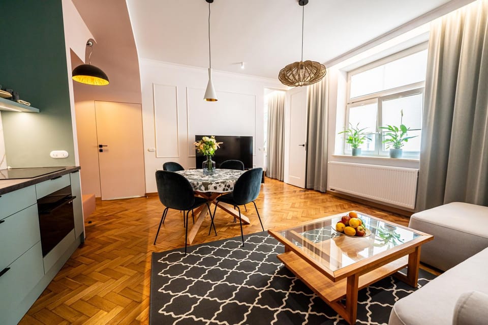 TV and multimedia, Kitchen or kitchenette, Living room, Seating area, Dining area