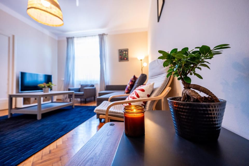 TV and multimedia, Living room, Seating area, Evening entertainment