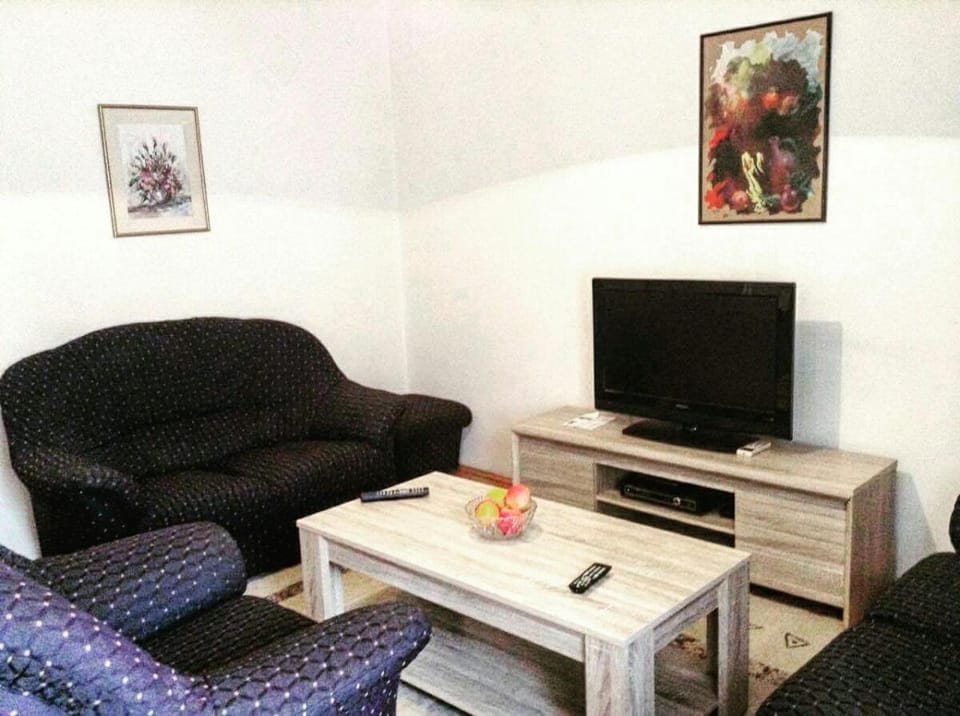 TV and multimedia, Living room, Seating area, Evening entertainment