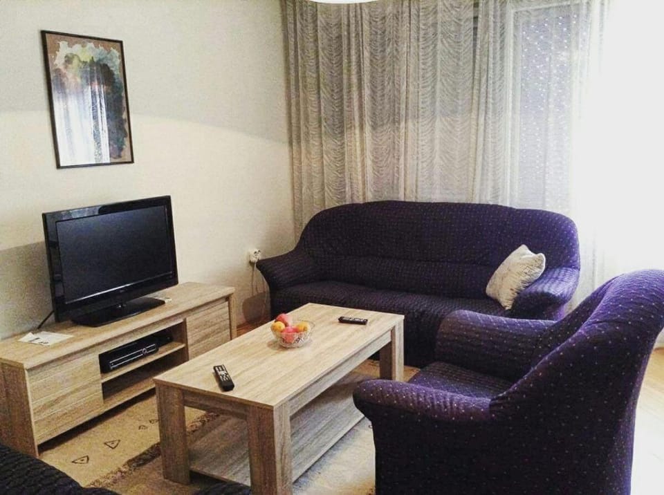 TV and multimedia, Living room, Seating area, Evening entertainment