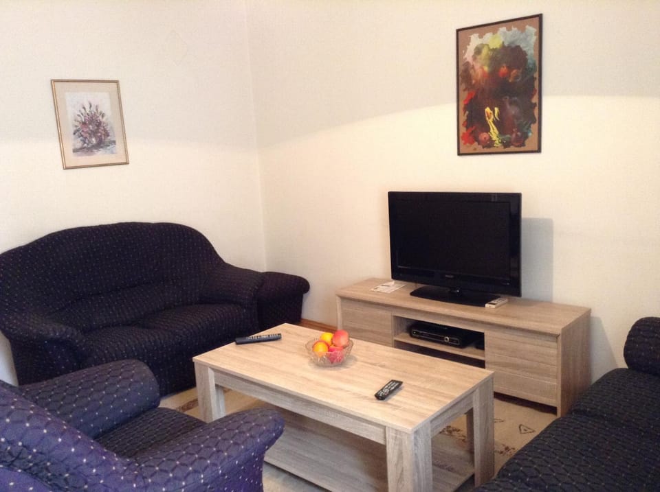 Communal lounge/ TV room, TV and multimedia, Living room, Seating area