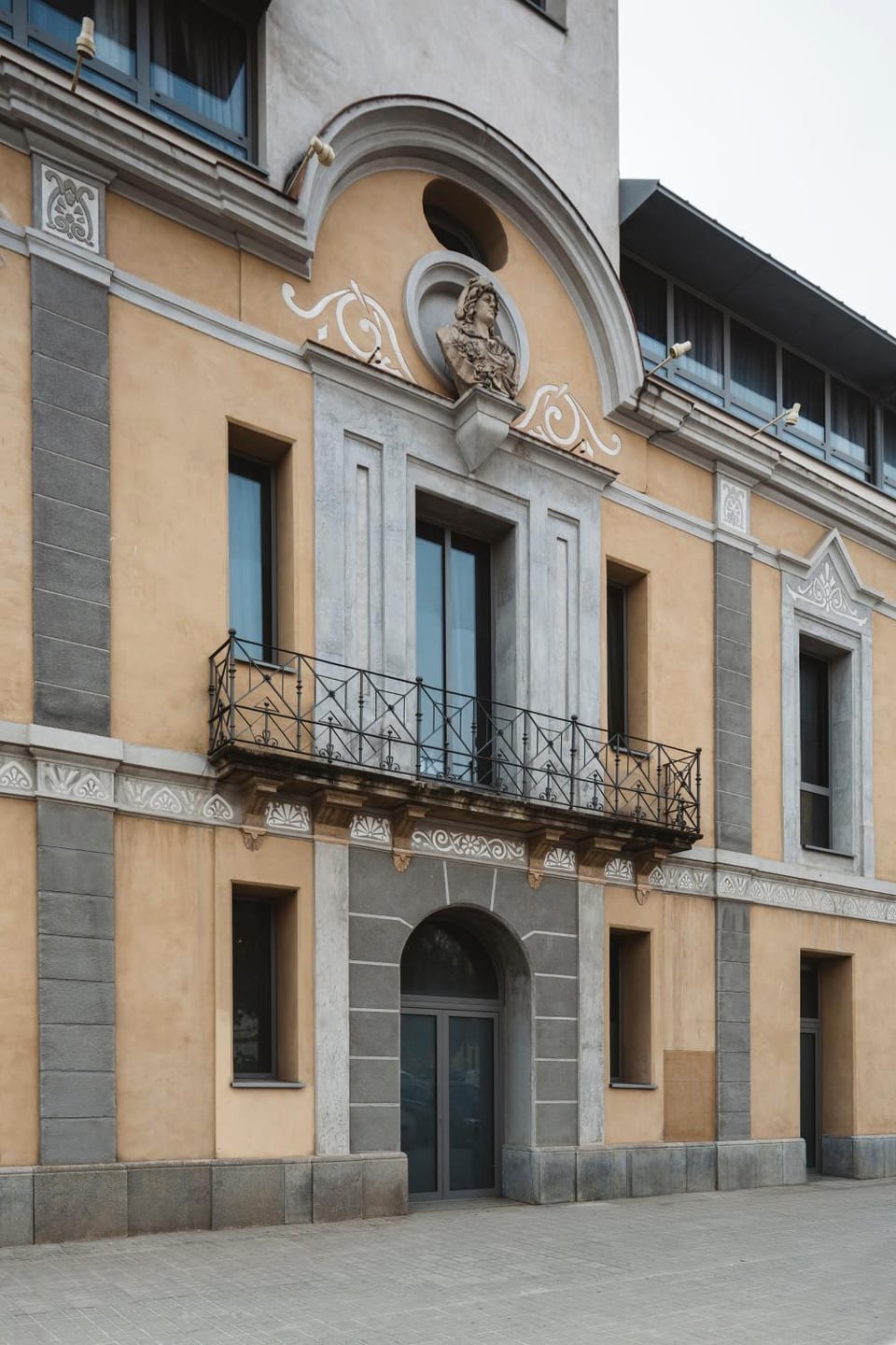 Facade/entrance, Neighbourhood