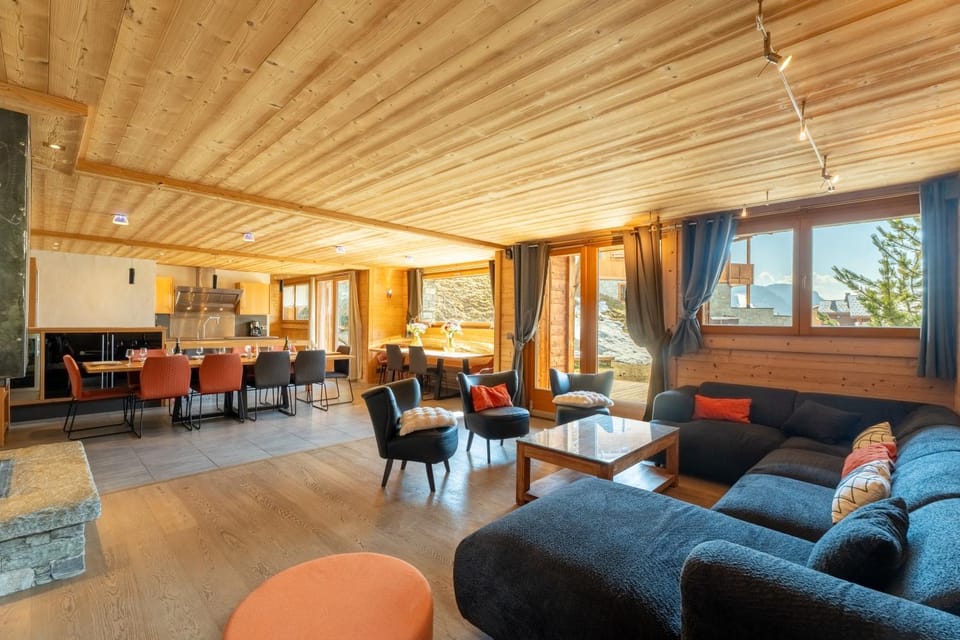 Chalet Virolet Jacuzzi Hammam Cheminée 15 personnes max Bed and Breakfast in Les Gets