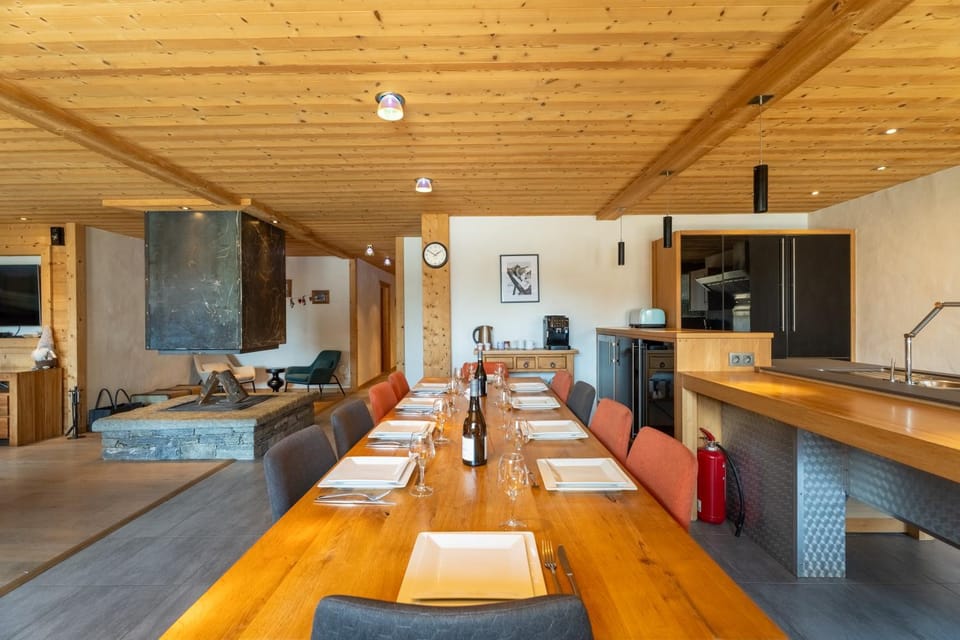 Chalet Virolet Jacuzzi Hammam Cheminée 15 personnes max Bed and Breakfast in Les Gets