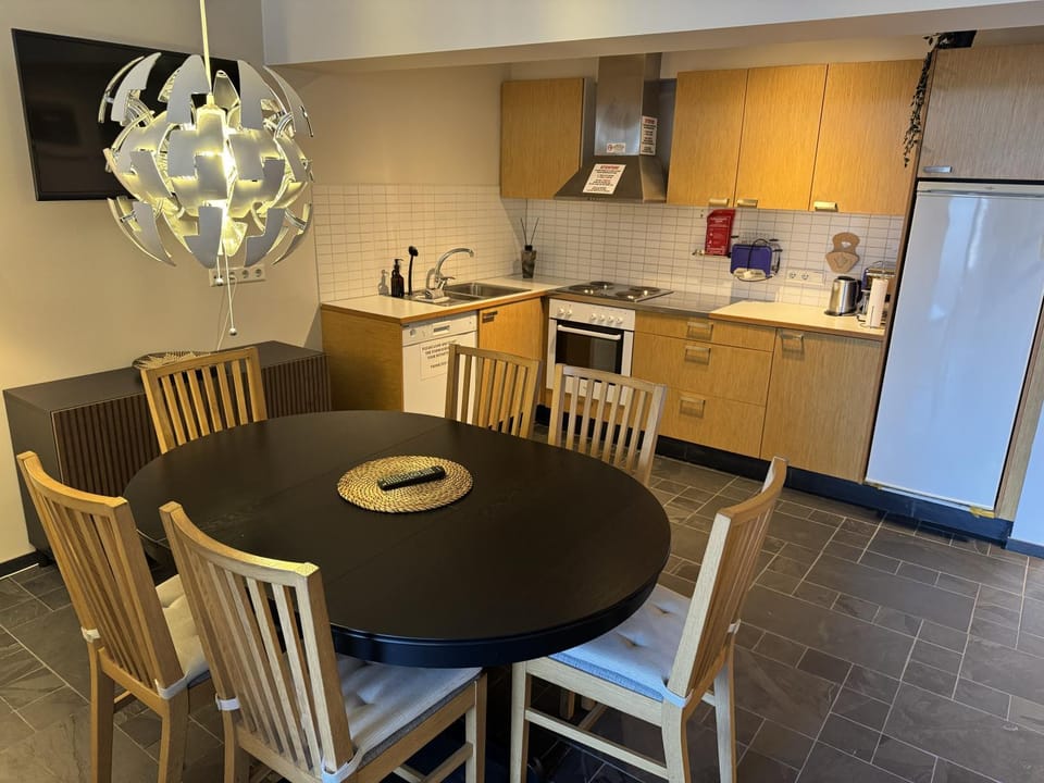 Coffee/tea facilities, Kitchen or kitchenette, Dining area, oven, toaster