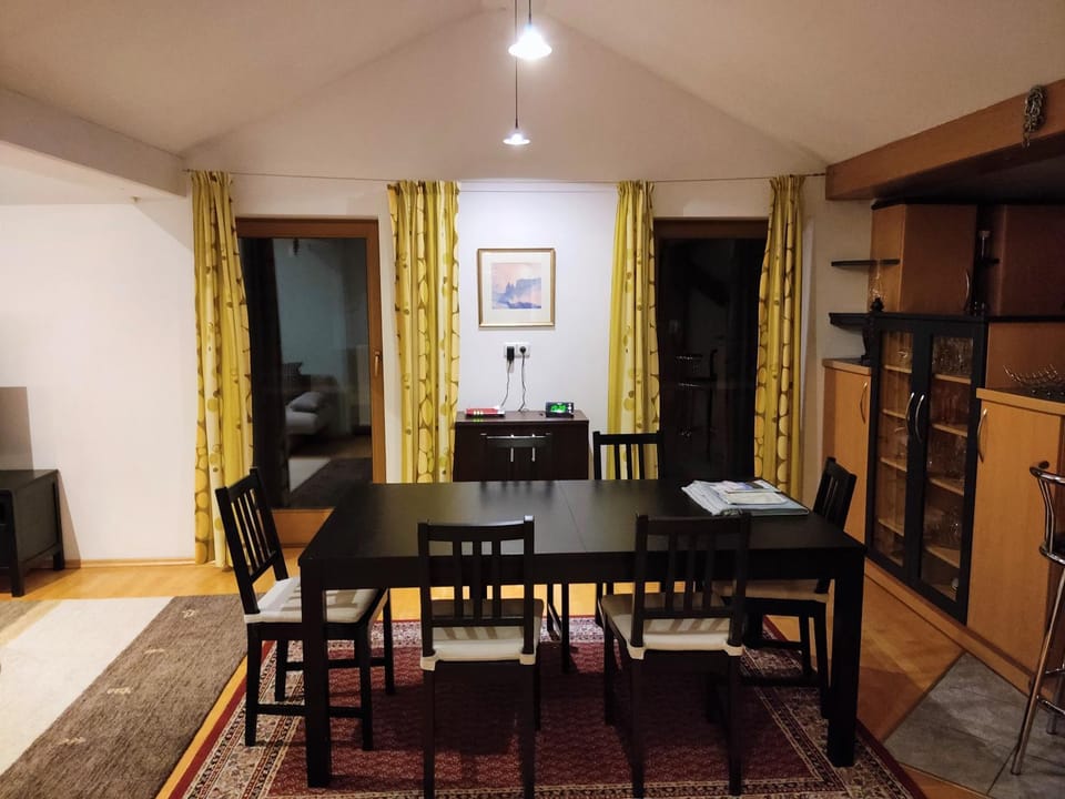 Seating area, Dining area