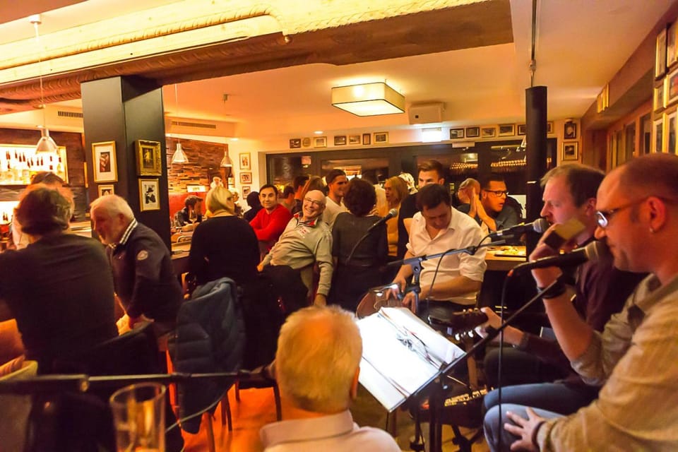 Restaurant/places to eat, Lounge or bar
