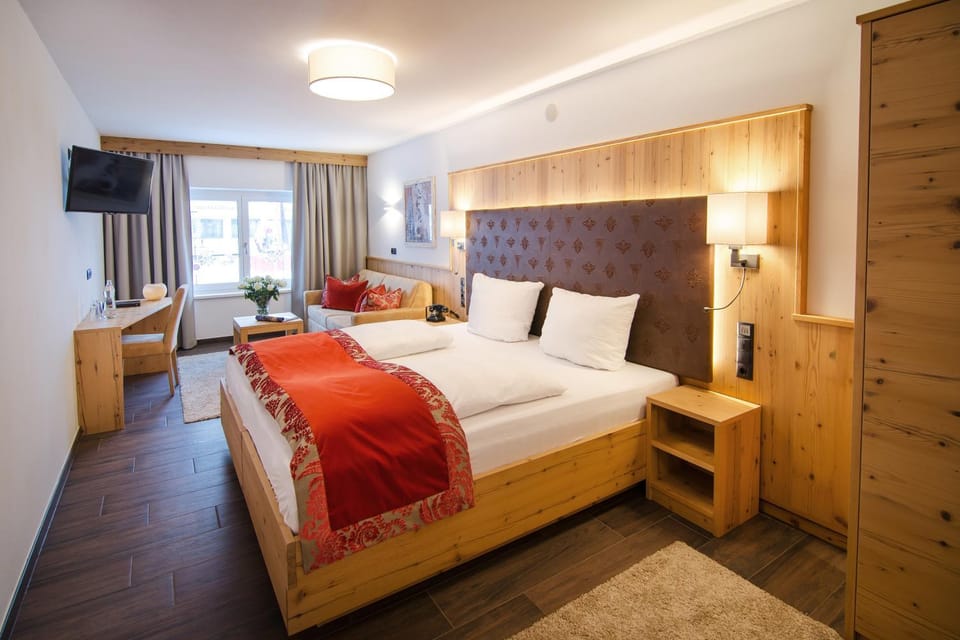 Bed, Balcony/Terrace, Photo of the whole room, Seating area, Bedroom
