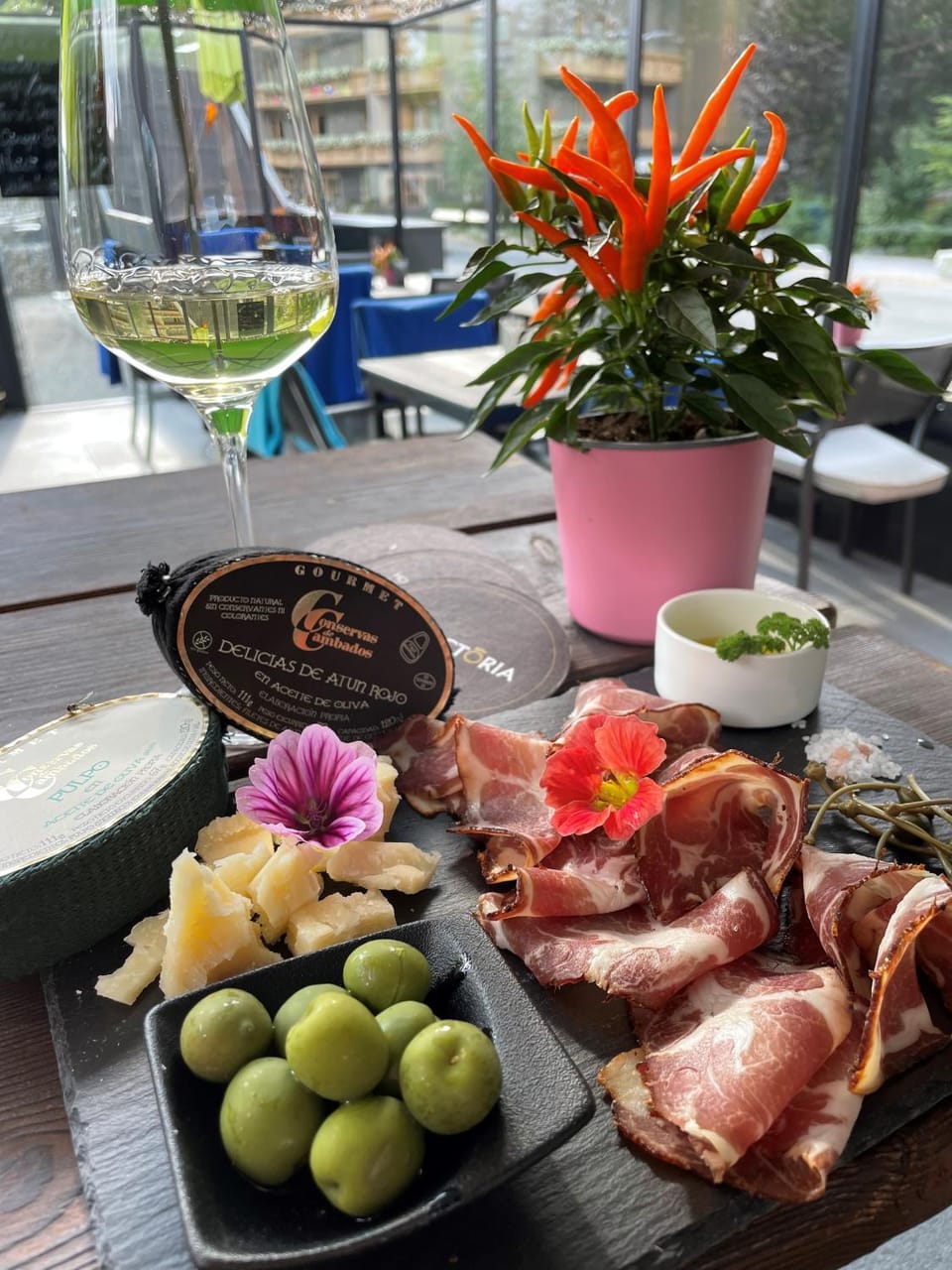 Restaurant/places to eat, Lounge or bar
