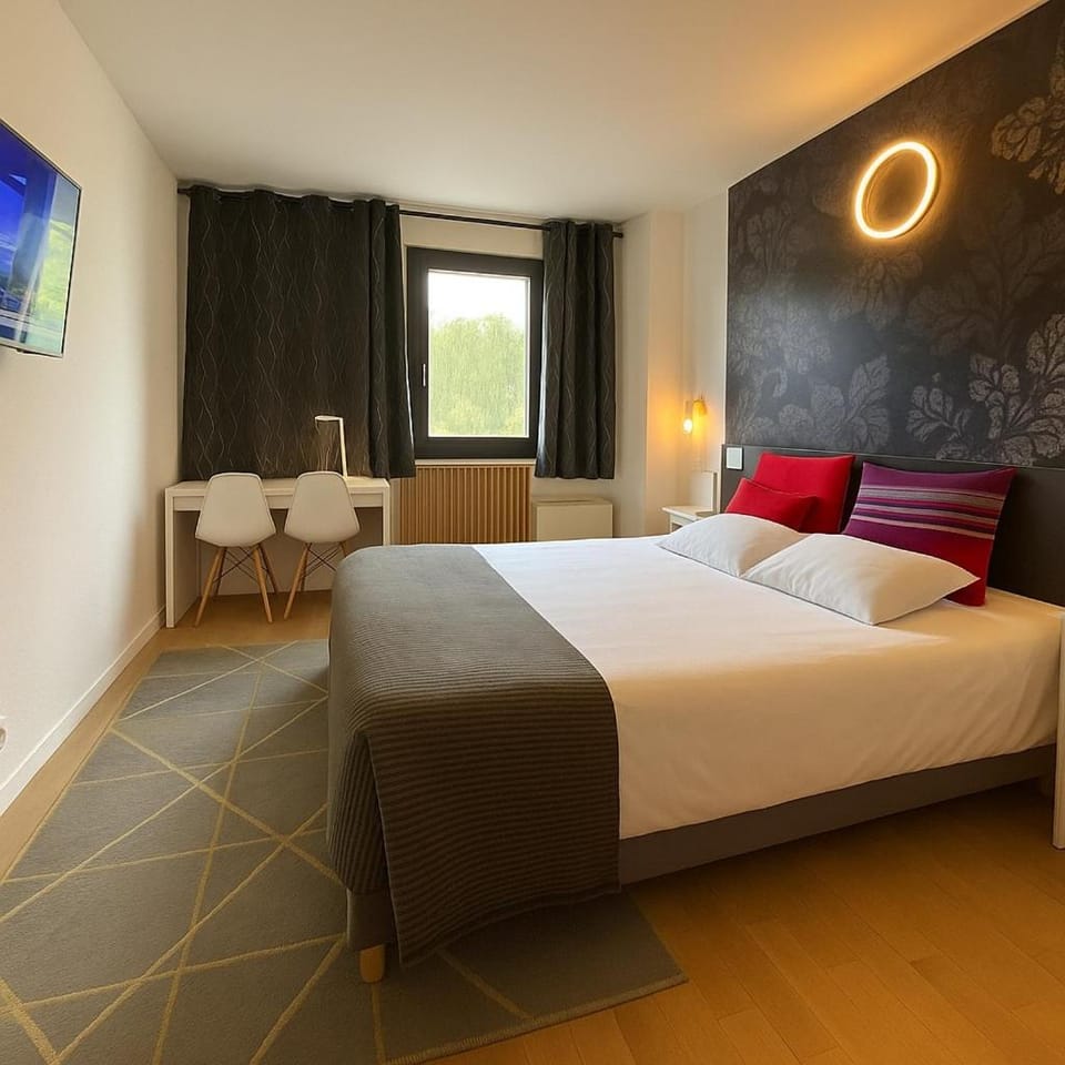 Bed, TV and multimedia, Photo of the whole room, Bedroom