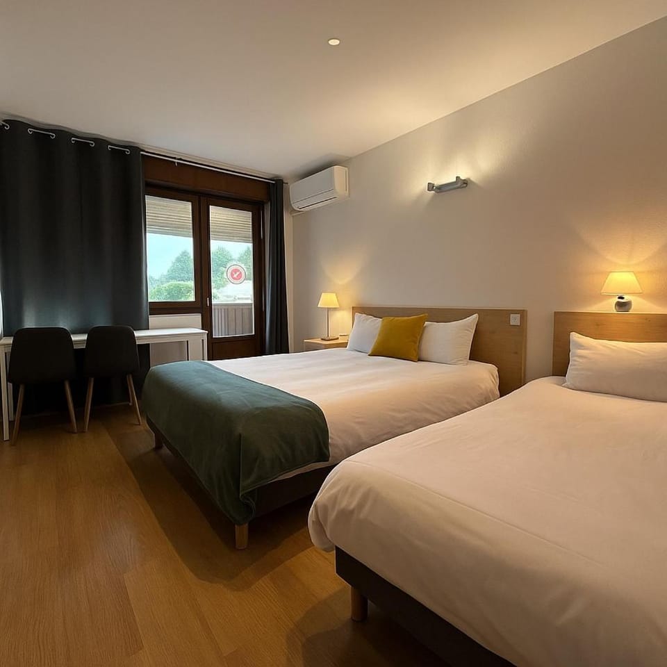 Bed, Photo of the whole room, Bedroom, air conditioner