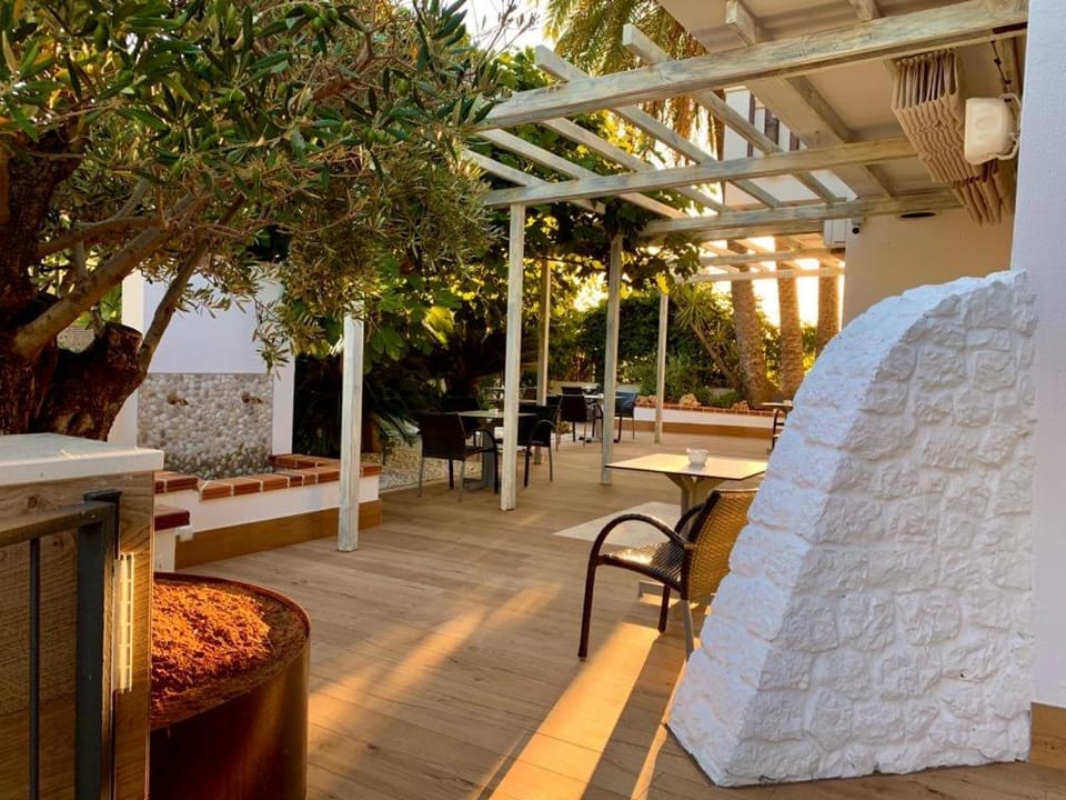 Restaurant/places to eat, Balcony/Terrace, Garden view