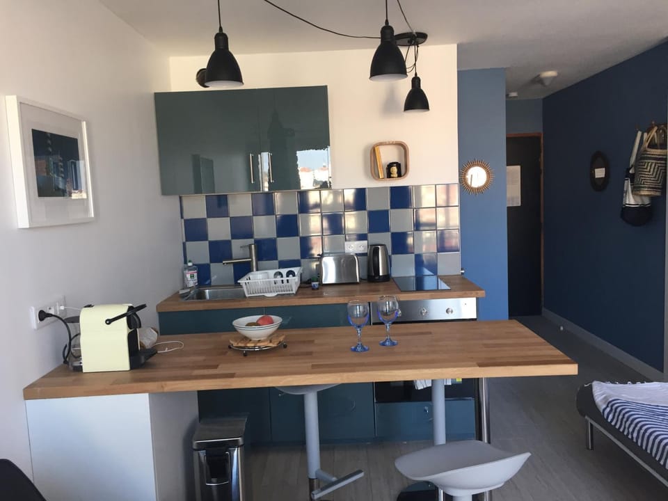 Kitchen or kitchenette, Dining area, minibar