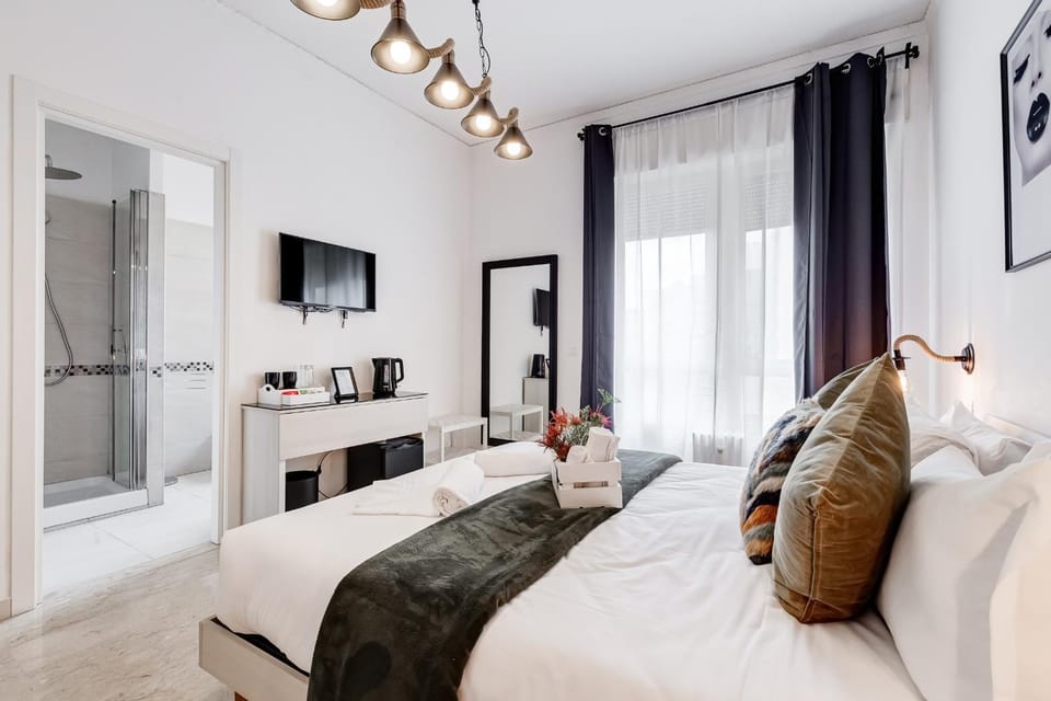 Bed, Bathroom, TV and multimedia, towels