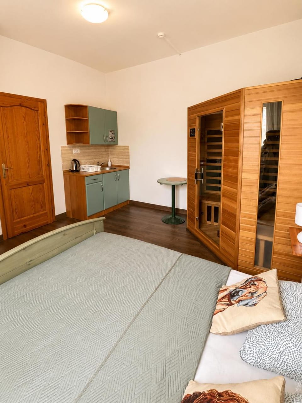 Photo of the whole room, Bedroom