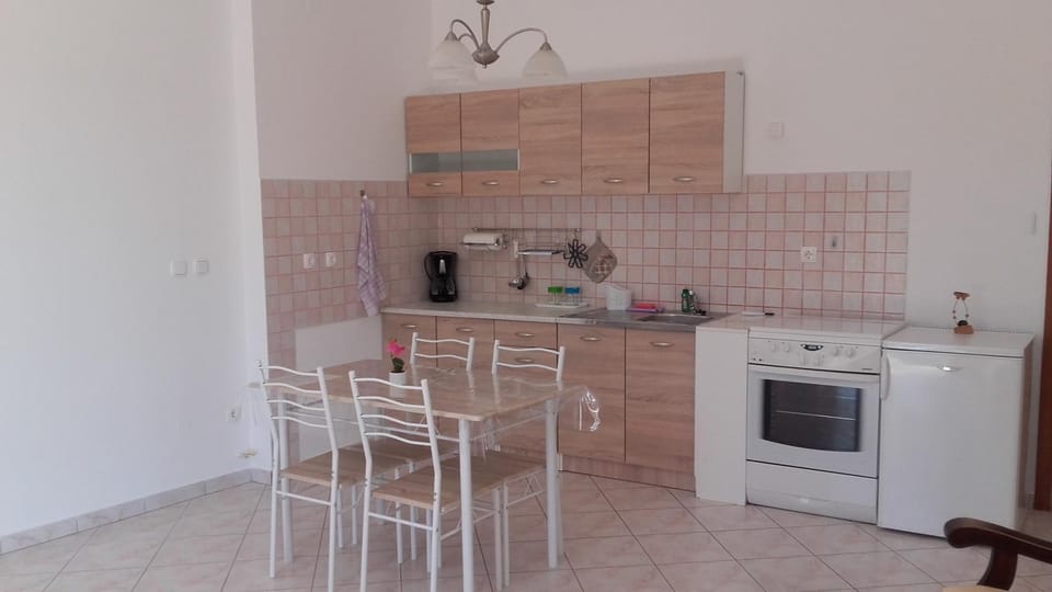 Coffee/tea facilities, Kitchen or kitchenette, Dining area