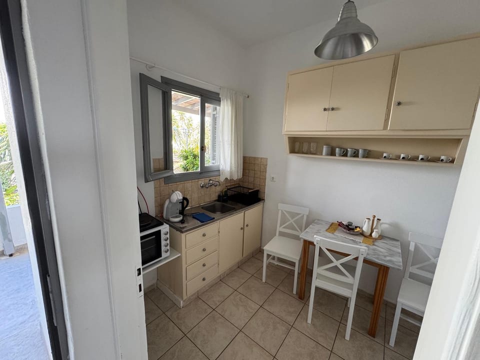 Akti Rooms And Studios Bed and Breakfast in Milos