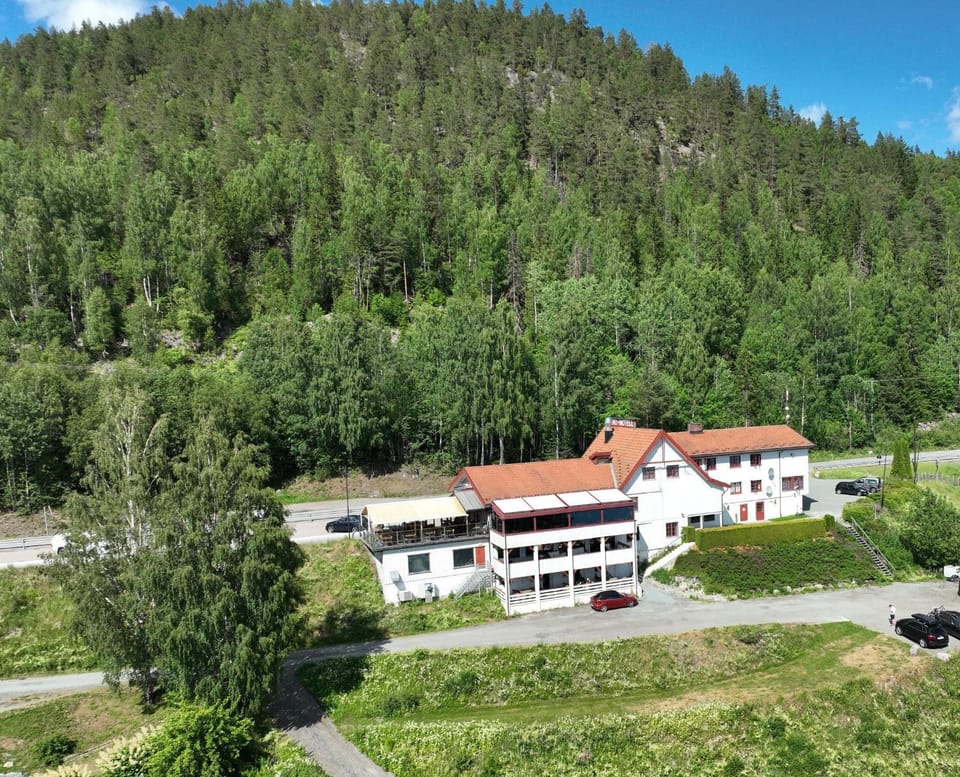 Property building, Patio, Location
