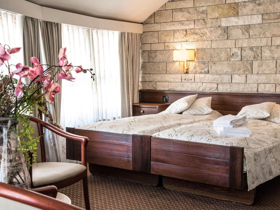 Staff, Bed, Photo of the whole room, Bedroom, Mountain view, Family