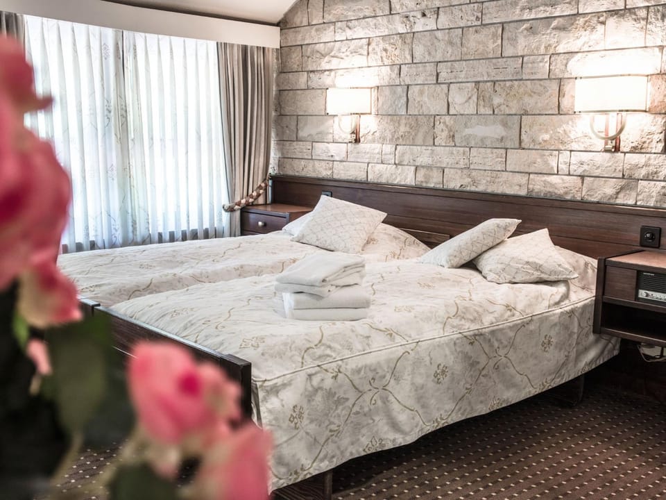 Staff, Staff, Bed, Photo of the whole room, Bedroom, Family, Family