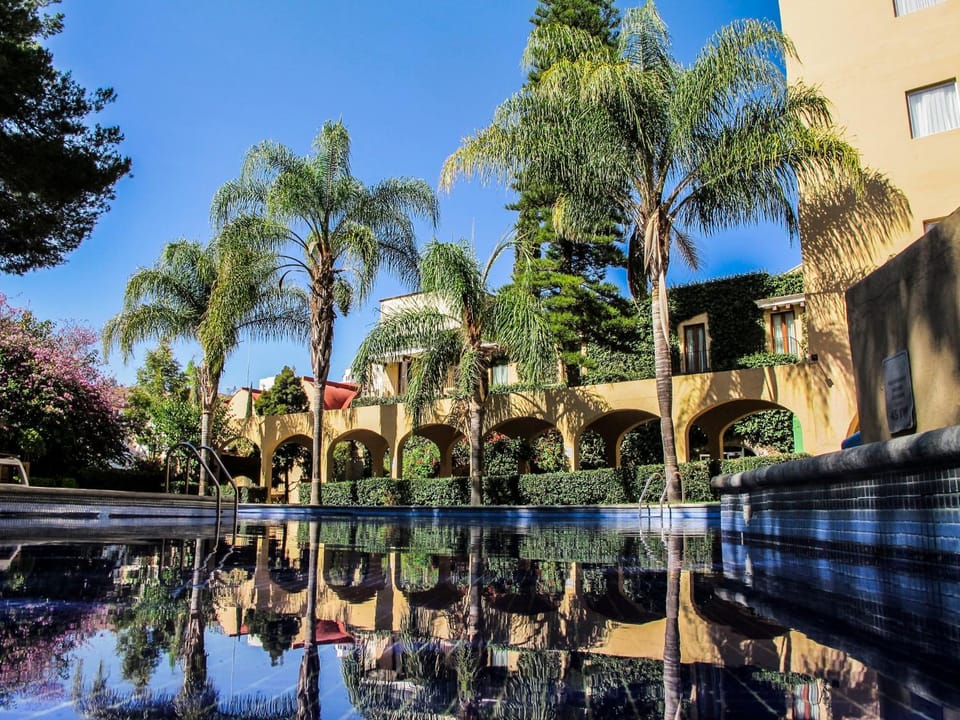 Property building, Day, Swimming pool