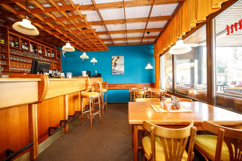 Restaurant/places to eat, Banquet/Function facilities, Seating area