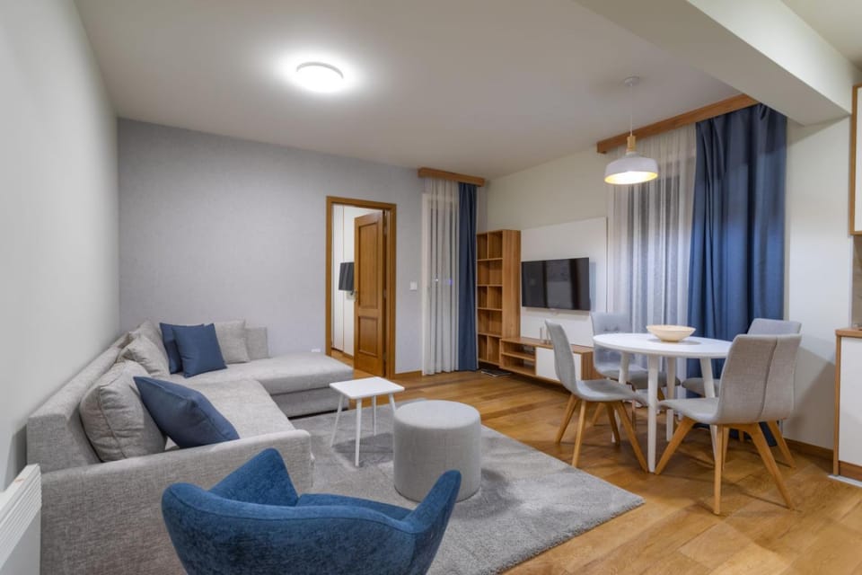 TV and multimedia, Living room, Seating area, Dining area