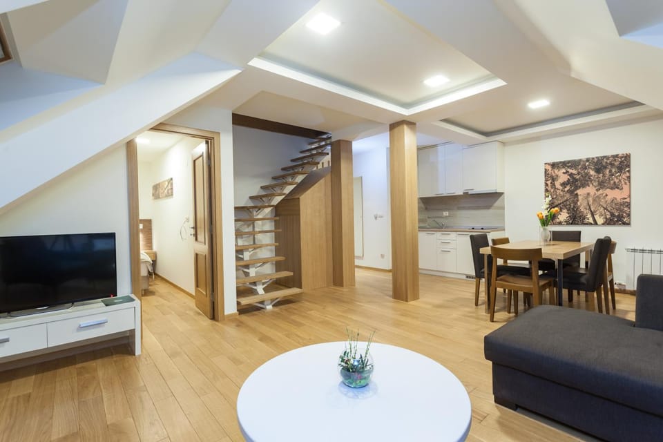 TV and multimedia, Kitchen or kitchenette, Living room, Seating area, Dining area