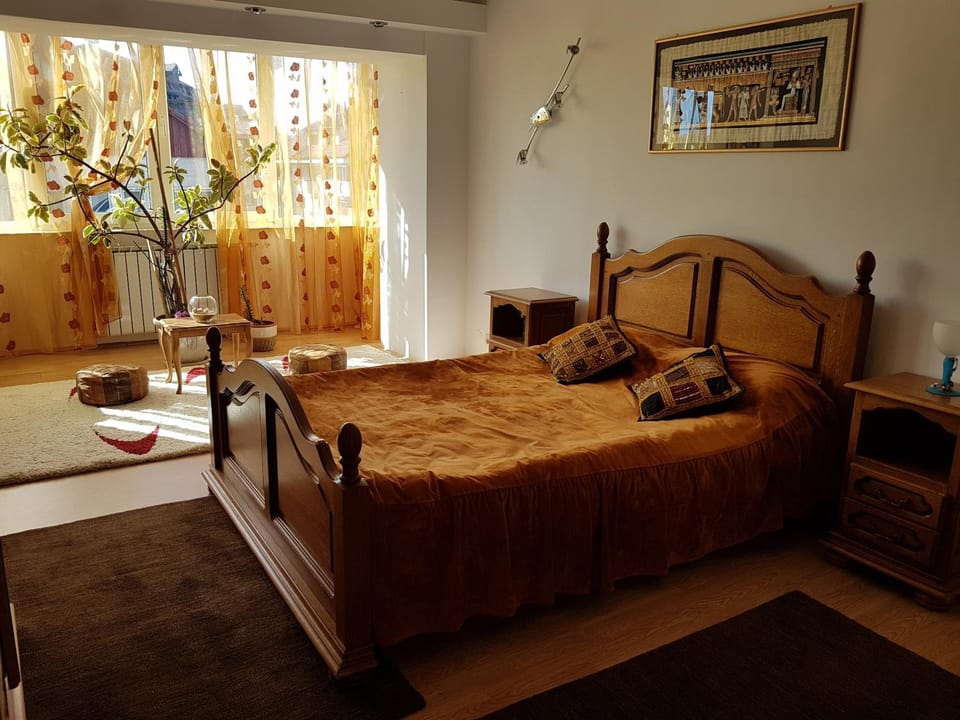 Photo of the whole room, Decorative detail