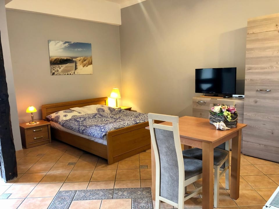 Bed, TV and multimedia, Photo of the whole room