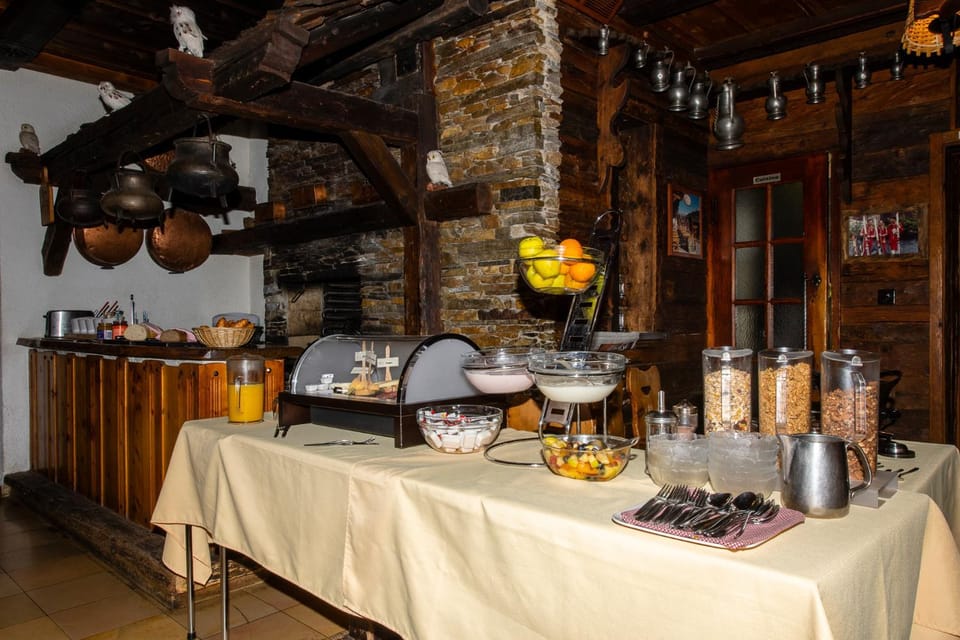 Restaurant/places to eat, Breakfast, Buffet breakfast