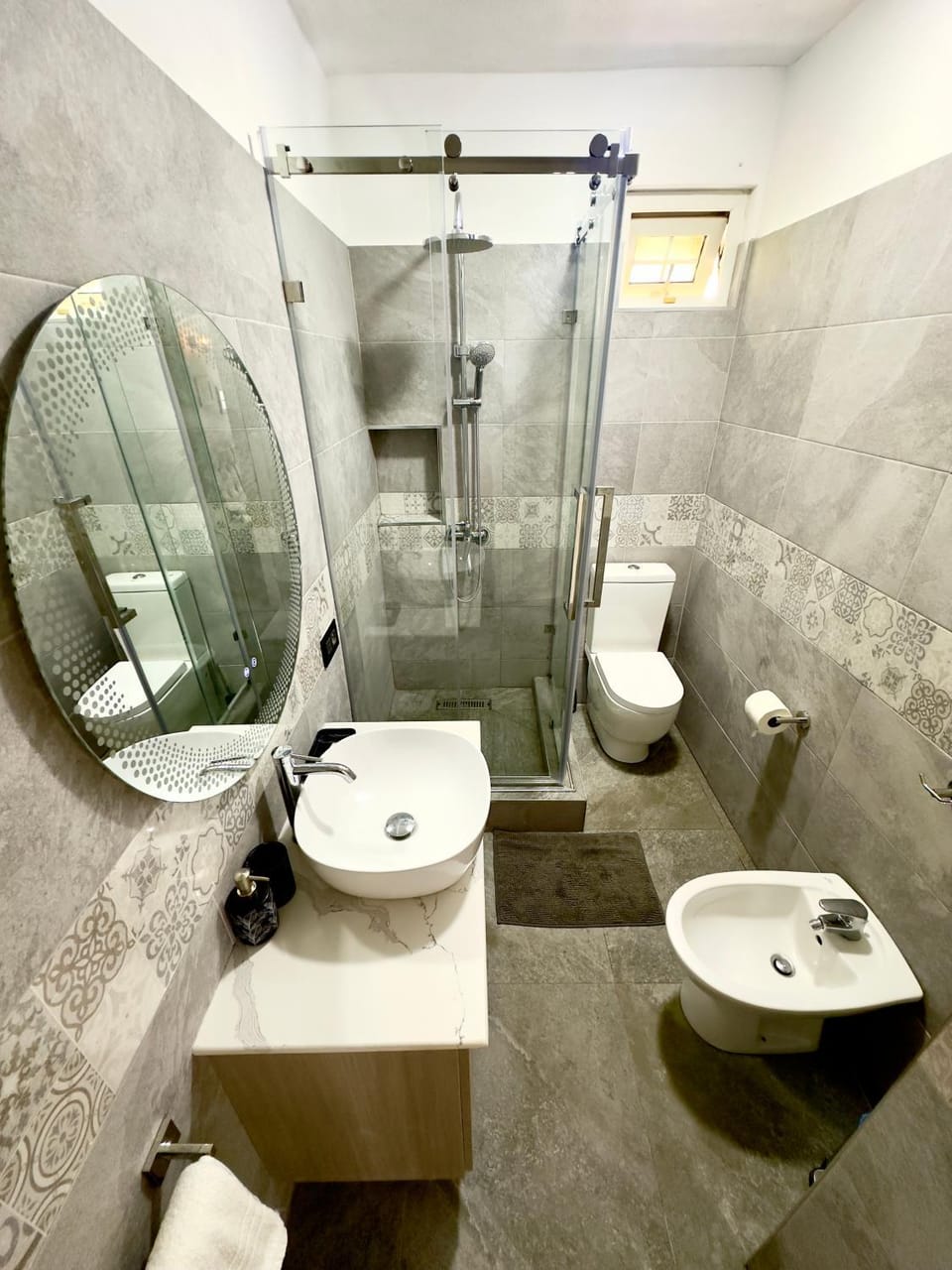 Shower, Toilet, Bathroom, bidet, towels
