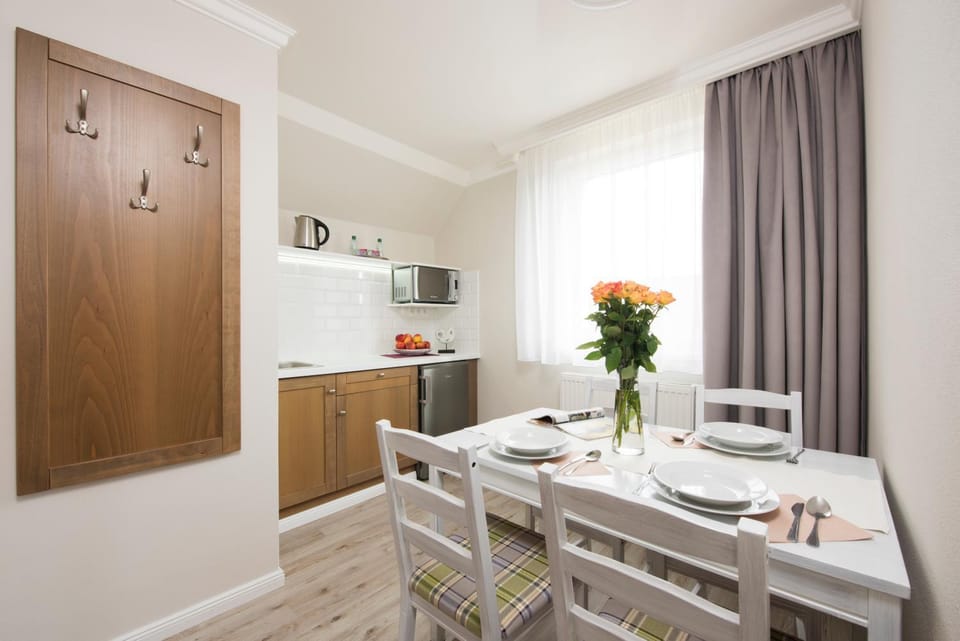 Coffee/tea facilities, Kitchen or kitchenette, Dining area