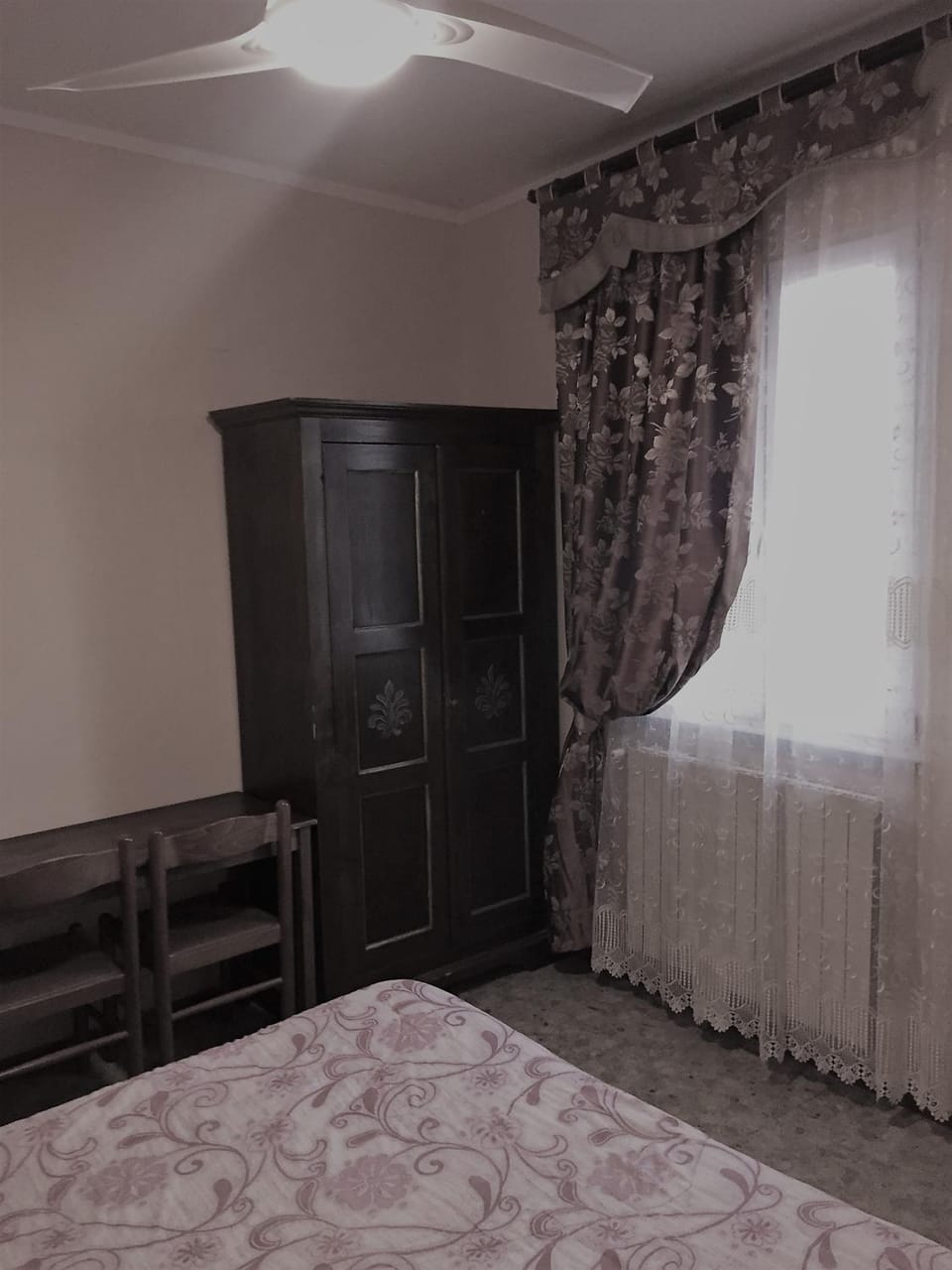 Photo of the whole room, Decorative detail