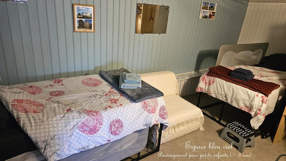Bedroom, children, young children, Family